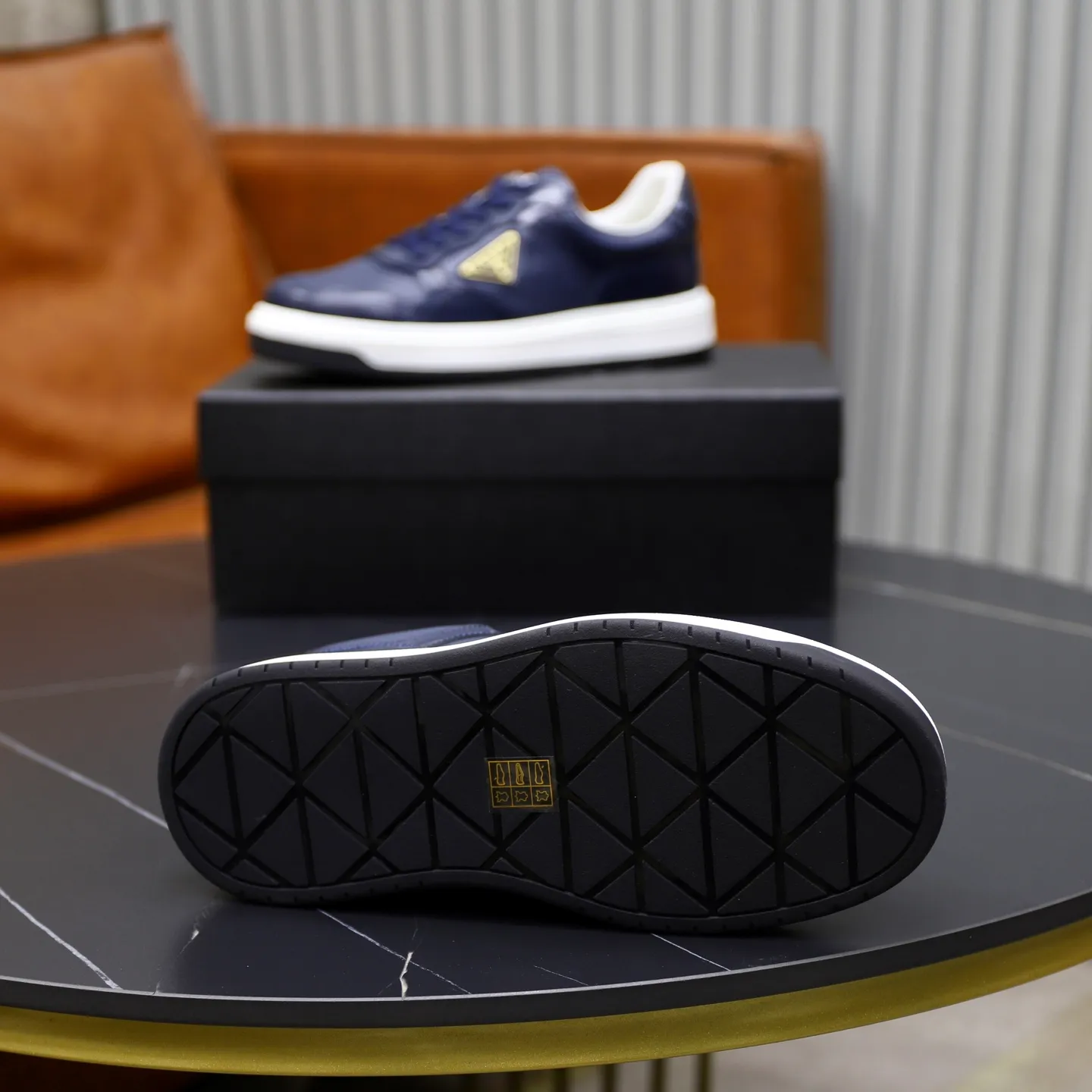 Factory price: 760💰Top original order Brand: PRADA (Prada) Standard code: Men's size 38/44 (45 can be customized) Grade: Same as the official website Material: Original cowhide stitching imported cowhide lining Original combination two-color wear-resistant soft outsole Style category: Leisure and sports version Young fashion European and American trend British style Color: Real picture color